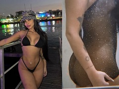 Hermosa morena en un vestido corto mostrando su culo