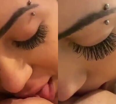 Jovencita chupando el coño de su amiga deliciosa