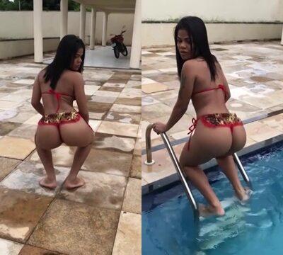 Jovencita muy traviesa sensualizando en la piscina