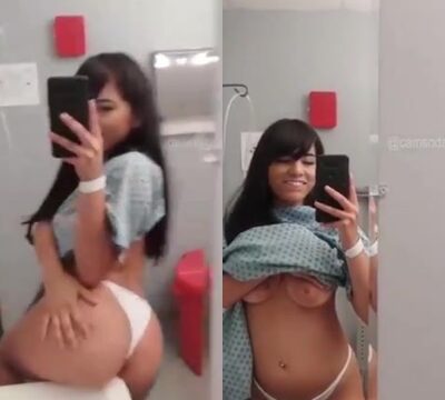 Morena traviesa en el hospital enviando desnudos a su novio
