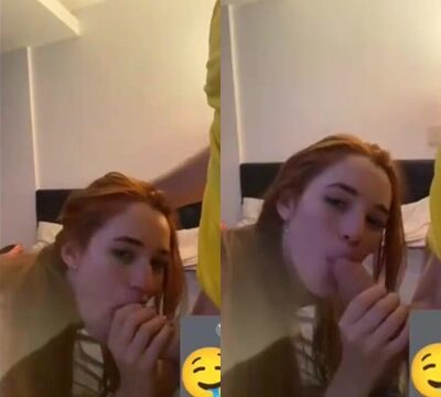 Rubia muy traviesa sonriendo y chupando un pene