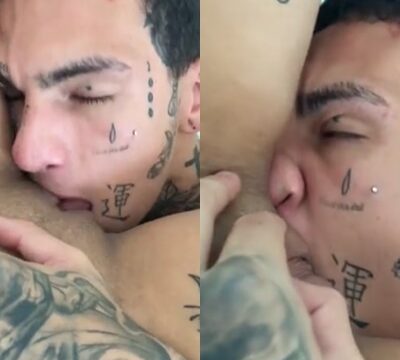Tattooed hottie chupando duro el coño de su novia