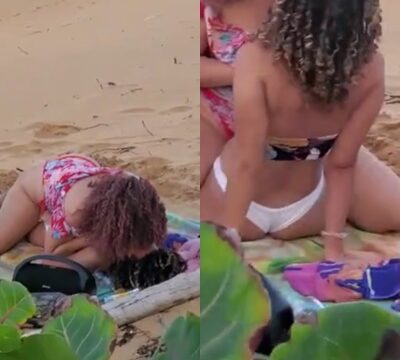 Una pareja de mujeres teniendo sexo en medio de la playa