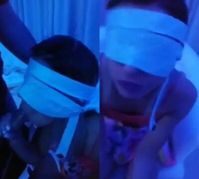 Zorra con los ojos vendados chupando la polla de un desconocido