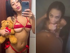 Mujer en la bañera haciendo una mamada caliente