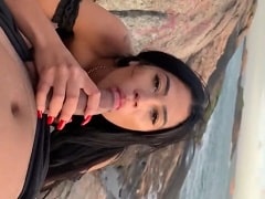 Morena practicando sexo en una playa al aire libre tras chupársela a su amiga