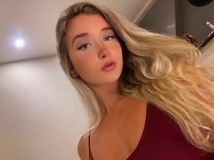 Rubia desnuda masturbándose el coño con un consolador y corriéndose