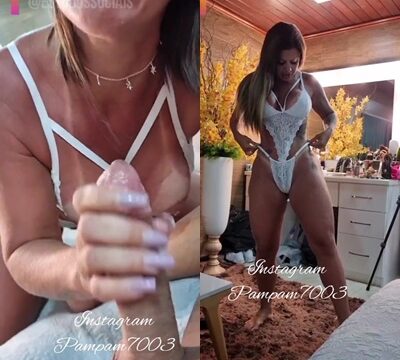 Anciana vestida de blanco mostrando su coño