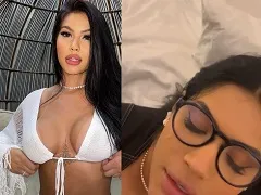 Morena chupando y tragando leche