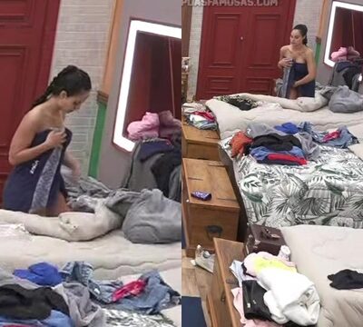 Chica joven en toalla cambiándose de ropa