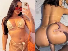 Morena a cuatro patas dando su coño afeitado caliente