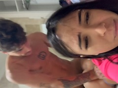Morena follando con su novio boca abajo y tragando su leche