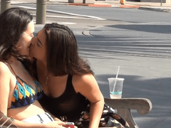 Una tía buena roba besos a otras mujeres en la calle y mira la reacción de las mujeres