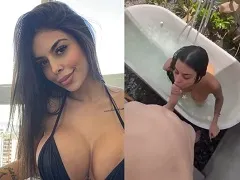 Morena desnuda en la intensa mamada