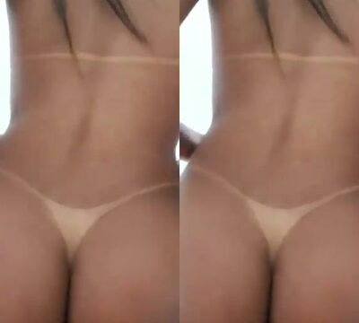 Joven sexy mostrando su bronceado