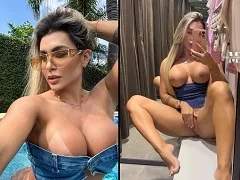 Rubia masturbándose en el probador de la tienda