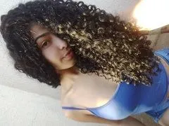 Jovencita de 18 años, exhibiéndose y revolcándose desnuda