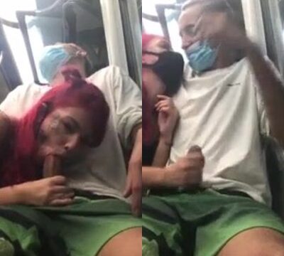 Mujer chupando la polla de su novio en el transporte público