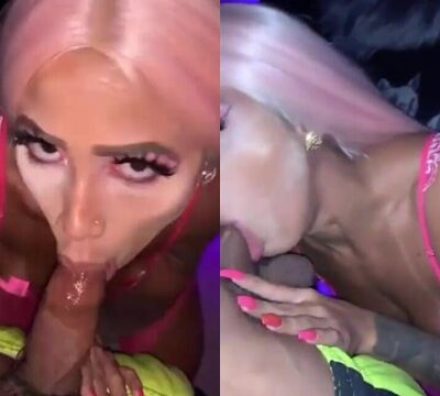 Mujer de pelo rosa chupando la polla de su novio