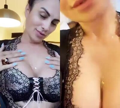 Mujer mostrando sus enormes pechos