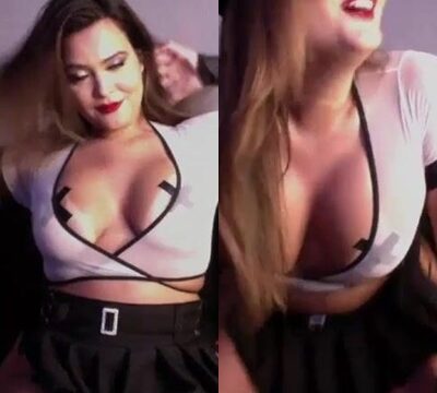 Mujer rubia exhibiéndose ante las cámaras