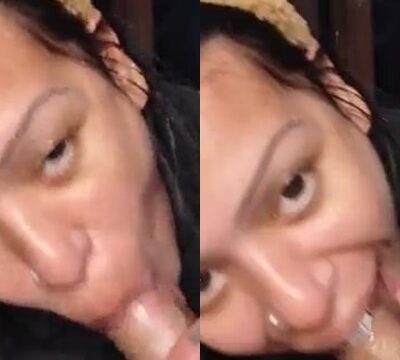 Mujer sonriendo mientras chupa una polla dura