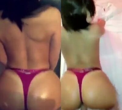 Niña traviesa pone sus bragas a un lado y da su coño a cuatro patas
