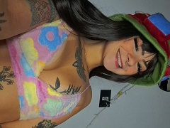 Morena desnuda mostrando su coño y culo