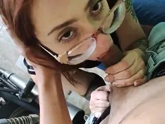 Jovencita chupándosela a un mecánico a cambio de la reparación de una moto