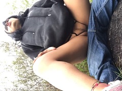 Mujer joven teniendo sexo en medio del bosque rebotando en la polla