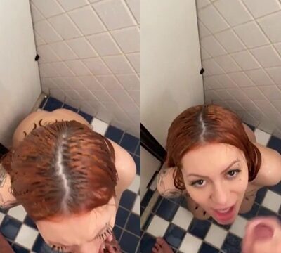 Pelirroja caliente chupando la polla de un hombre