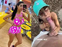 Mujer hermosa haciendo mamadas mientras pasea por el parque