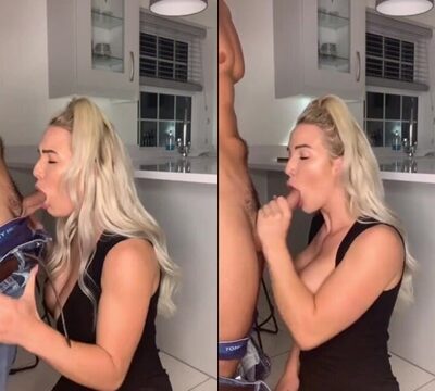 Rubia caliente chupando la polla de su marido en la cocina