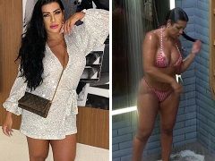 La morena caliente pagando por tetas en el baño