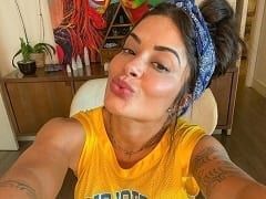 Morena demasiado caliente chica de publicidad para la cerveza Itaipava mostrando en la cuarentena