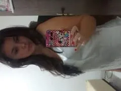 Mujer Se Muestra Semidesnuda Mostrando Su Sensacional Trasero