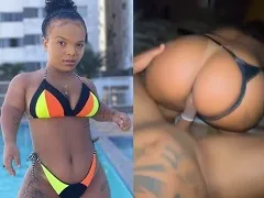 Mini chica enana teniendo sexo con su amigo después de hacerle una mamada golosa