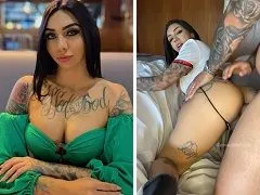 Morena tetona chupando y dando su culo a cuatro patas