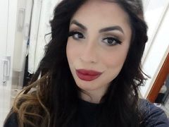 Morena flaca ninfómana mostrándose desnuda en la bañera