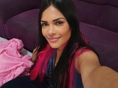 Una cantante morena pagó por sus tetas frotándolas mientras se duchaba