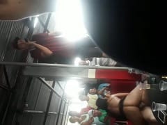 Dos Strippers Teniendo Sexo Explícito En Medio De La Multitud Mientras El Presentador Narra