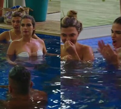 Bellas mujeres bañándose en la piscina en bikini