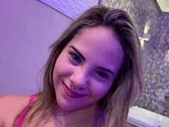 Rubia una estrella del porno de 18 años, fue al motel con el cabrón y le chupó la polla con gusto