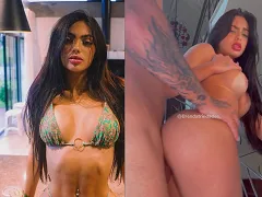 Mujer practicando sexo en el hueco de la escalera de su piso