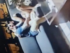 Una cámara de seguridad capta a una pareja follando en la recepción de un hotel