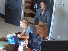 Las cámaras de seguridad pillan a una secretaria follándose a su jefe