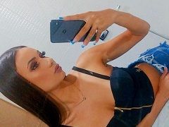 Una maravillosa morena desnuda exhibiéndose en su baño