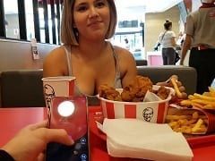 La deliciosa rubia  fue a KFC y utilizó un vibrador controlado por su novio para follar después en el baño
