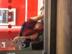 Pillan a una pareja practicando sexo en una sucursal del Santander sin ningún pudor