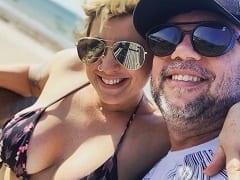 La traviesa esposa en varias escenas picantes apareciendo desnuda y follando con amantes delante del cornudo
